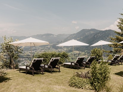 Familienhotel - Verpflegung: Frühstück - Zeller-Fusch - Panorama Liegewiese zum Entspannen - Gut Berg Naturhotel