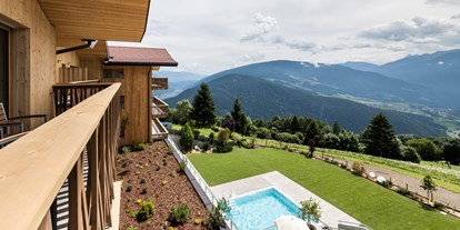 Familienhotel - Garten - Eisacktal - Zimmeraussicht - Family Home Alpenhof