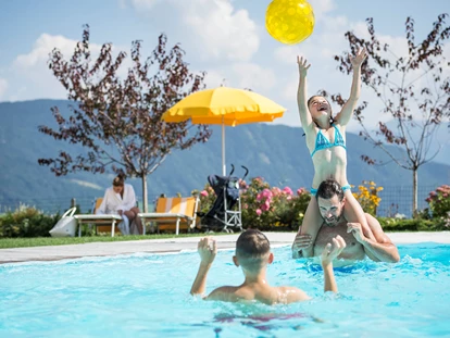 Familienhotel - Kinderbetreuung in Altersgruppen - Oberbozen - Ritten - Außenpool - Family Home Alpenhof