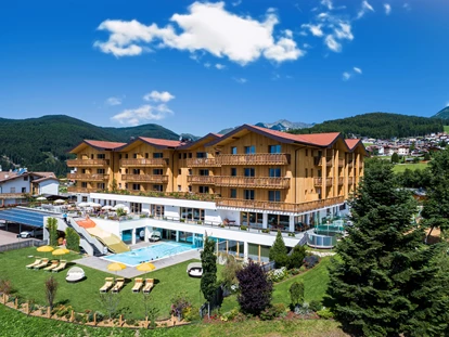 Familienhotel - Wellnessbereich - Trentino-Südtirol - Außenansicht - Family Home Alpenhof