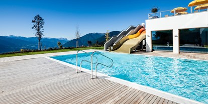 Familienhotel - Kinderbetreuung in Altersgruppen - PLZ 6167 (Österreich) - Pool - Family Home Alpenhof