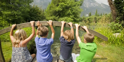 Familienhotel - Kinderbetreuung - Dimaro - Kinder am Bach - Du Lac et Du Parc Grand Resort