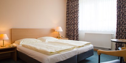 Familienhotel - PLZ 98666 (Deutschland) - Familien-Studio - Schlafzimmer für die (Groß-)Eltern mit Platz für ein Babybett - Werrapark Resort Hotel Heubacher Höhe