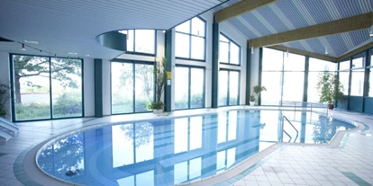 Familienhotel - Spielplatz - Schwimmbad im Sportcenter Heubach, ca. 15 x 9 m, Wassertemperatur 27 °C. Es werden auch Schwimmkurse angeboten.Hotel und Sportcenter sind durch einen Bademantelgang verbunden. - Werrapark Resort Hotel Heubacher Höhe