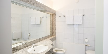 Familienhotel - Pools: Innenpool - Beispiel Badezimmer mit Badewanne - Hotel Sonnenhügel Familotel Rhön