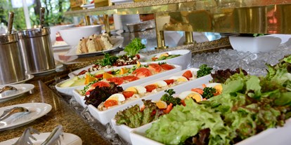 Familienhotel - Pools: Innenpool - Salatbuffet beim Abendessen - Hotel Sonnenhügel Familotel Rhön