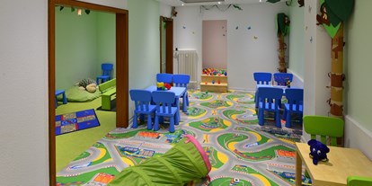 Familienhotel - Pools: Innenpool - Dauerspielraum für kleinere Kinder - Hotel Sonnenhügel Familotel Rhön