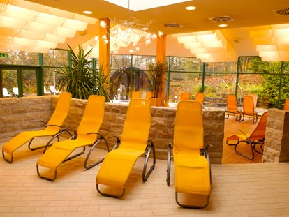Familienhotel - Einzelzimmer mit Kinderbett - Saunalandschaft - Hotel Sonnenhügel Familotel Rhön