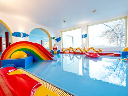 Familienhotel - Schwimmkurse im Hotel - Kinderbecken - mit kleiner Rutsche - Familotel Mein Krug