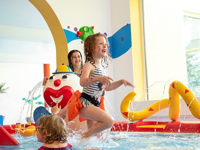 Familienhotel - Kinderbetreuung in Altersgruppen - Bayern - Schwimmbad 3 - Familotel Mein Krug