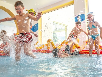 Familienhotel - Kinderbetreuung in Altersgruppen - Bayern - Kinderbecken - für fröhliche Wasserfrösche - Familotel Mein Krug