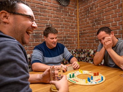 Familienhotel - Verpflegung: alkoholfreie Getränke ganztags inklusive - Spieleabend -Geselligkeit - Familotel Mein Krug