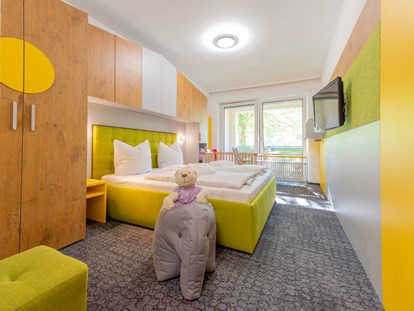 Familienhotel - Einzelzimmer mit Kinderbett - Kategorie Haberstein - Familotel Mein Krug