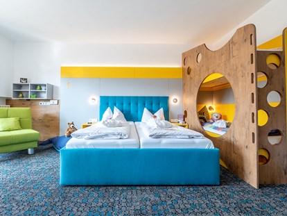 Familienhotel - Einzelzimmer mit Kinderbett - Kategorie Königsheide - Familotel Mein Krug