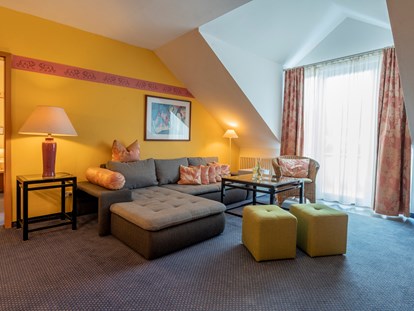 Familienhotel - Einzelzimmer mit Kinderbett - Kategorie Nusshardt - Familotel Mein Krug