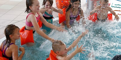 Familienhotel - Pools: Innenpool - Kinderschwimmkurse zubuchbar  - Mein Krug