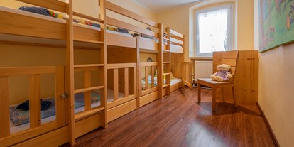 Familienhotel - Einzelzimmer mit Kinderbett - Bayern - Kinderzimmer Kategorie Platte - Mein Krug