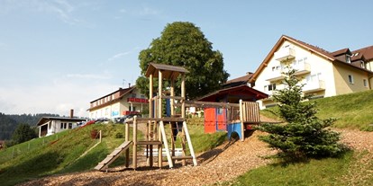 Familienhotel - Einzelzimmer mit Kinderbett - Bayern - Außenbereich Spielfläche - Mein Krug