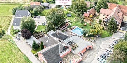 Familienhotel - Pools: Außenpool beheizt - Geländeansicht - Familienhotel Friedrichshof