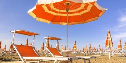 Familienhotel - Umgebungsschwerpunkt: Meer - Riccione - Liegen und Schirme am Strand - Color Metropolitan Family Hotel