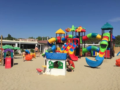 Familienhotel - Spielplatz - Spielplatz am Strand - Green Village Cesenatico