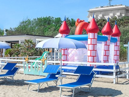 Familienhotel - Pools: Außenpool nicht beheizt - Bellaria Igea Marina - Liegen und Schirme - Hotel King Marte