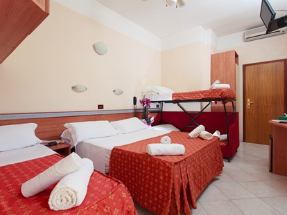 Familienhotel - Einzelzimmer mit Kinderbett - Zadina di Cesenatico - Hotel King Marte