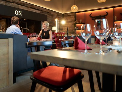 Familienhotel - Umgebungsschwerpunkt: Berg - Gemütlicher Abend im Grillrestaurant OX - Familotel Schreinerhof