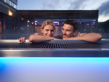 Familienhotel - Sauna - Deutschland - Zeit zu zweit im Infinity-Pool - Familotel Schreinerhof