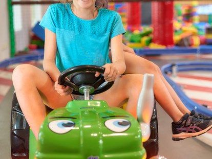 Familienhotel - Kinderwagenverleih -  Kids-Kart-Strecke in der Indoor-Erlebniswelt - Familotel Schreinerhof