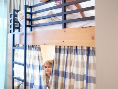 Familienhotel - Suiten mit extra Kinderzimmer - Kinderzimmer mit kuscheligem Etagenbett - Familotel Schreinerhof