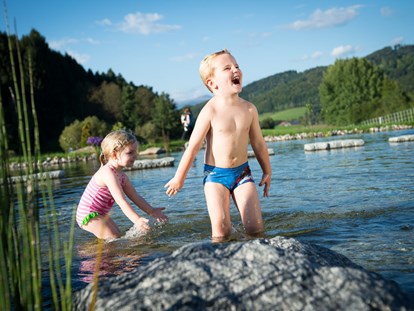 Familienhotel - Umgebungsschwerpunkt: Berg - Badespaß am Natursee... - Familotel Schreinerhof