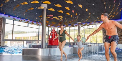 Familienhotel - Babyphone - Wellenbad mit Strömungskanal und großem Infinity Pool (20m) - Familotel Schreinerhof