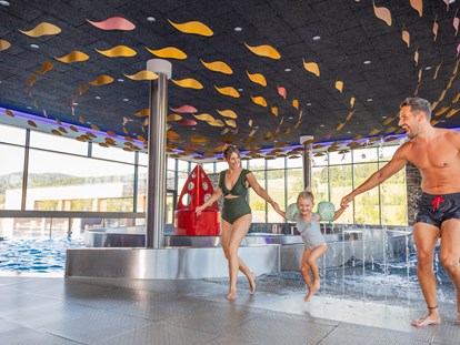 Familienhotel - Kinderbecken - Wellenbad mit Strömungskanal und großem Infinity Pool (20m) - Familotel Schreinerhof