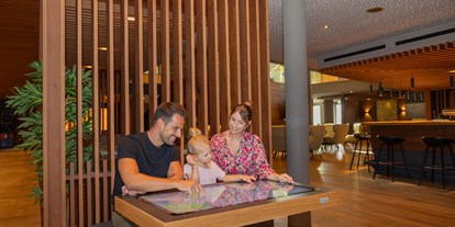 Familienhotel - Suiten mit extra Kinderzimmer - Digitale Spieltische für die ganze Familie - Familotel Schreinerhof