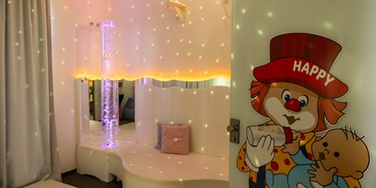 Familienhotel - Suiten mit extra Kinderzimmer - Baby Lounge - Snoezelen Raum - Familotel Schreinerhof
