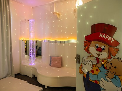 Familienhotel - Suiten mit extra Kinderzimmer - Baby Lounge - Snoezelen Raum - Familotel Schreinerhof