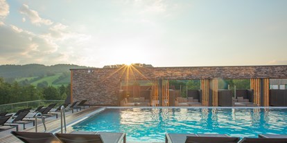 Familienhotel - Babyphone - Wellenbad mit Strömungskanal und großem Infinity Pool (20m) - Familotel Schreinerhof