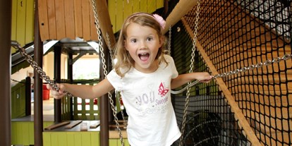 Familienhotel - Kinderbecken - Spaß für Kinder ab 4: Der neue Kletterturm - Familotel Landhaus zur Ohe
