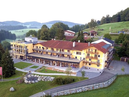 Familienhotel - Umgebungsschwerpunkt: Berg - Hotelansicht - Autofreie Alleinlage  - Familotel Landhaus zur Ohe