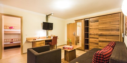 Familienhotel - Bayerischer Wald - Wohnzimmer im Maxi-Appartment - Familotel Landhaus zur Ohe