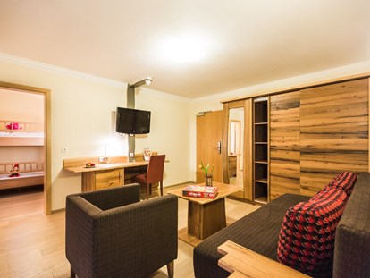 Familienhotel - Suiten mit extra Kinderzimmer - Wohnzimmer im Maxi-Appartment - Familotel Landhaus zur Ohe