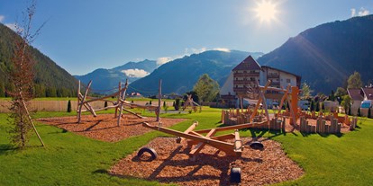 Familienhotel - Einzelzimmer mit Kinderbett - Tiroler Oberland - Garten - Hotel Truyenhof