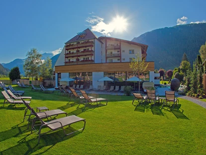 Familienhotel - Pools: Innenpool - Österreich - Garten - Hotel Truyenhof
