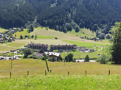 Familienhotel - Ponyreiten - Assach - Blick vom Panoramaweg auf das Hotel - Dachsteinkönig - Familux Resort 