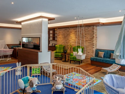 Familienhotel - Kinderbetreuung in Altersgruppen - Freiburg im Breisgau - Baby-Lounge mit Stillecke - Feldberger Hof