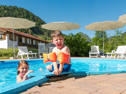 Familienhotel - Umgebungsschwerpunkt: am Land - Hochkrumbach - Aussenpoolanlage - Familotel Spa & Familien-Resort Krone