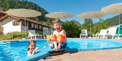 Familienhotel - Hunde: auf Anfrage - Lingenau - Aussenpoolanlage - Familotel Spa & Familien-Resort Krone