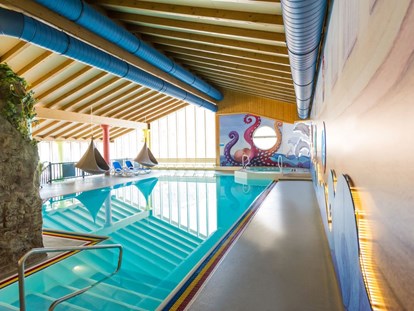 Familienhotel - Schwimmkurse im Hotel - Hallenbad mit separatem Kinder-, Babybecken und Whirlpool - Familotel Spa & Familien-Resort Krone