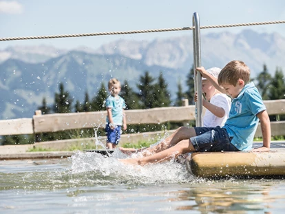 Familienhotel - Spielplatz - Hochkrumbach - Froschis Wasserpark im Außengelände - Familotel Allgäuer Berghof